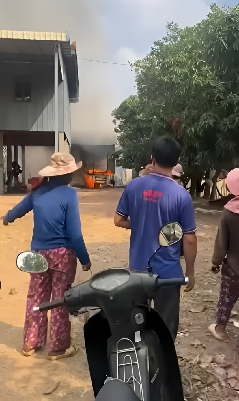 สลด! เด็กกัมพูชาเผาวัด เลียนแบบทหารหวังเป็นฮีโร่ — ภาพที่ 4