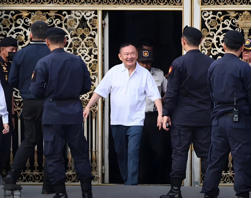 นาทีประวัติศาสตร์! ทักษิณพ้นคุกติดกำไลEM เสื้อแดงแห่รับ — ภาพที่ 2
