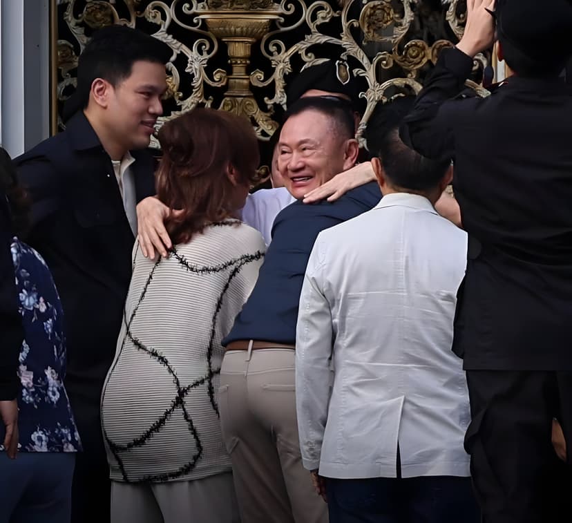นาทีประวัติศาสตร์! ทักษิณพ้นคุกติดกำไลEM เสื้อแดงแห่รับ — ภาพที่ 3