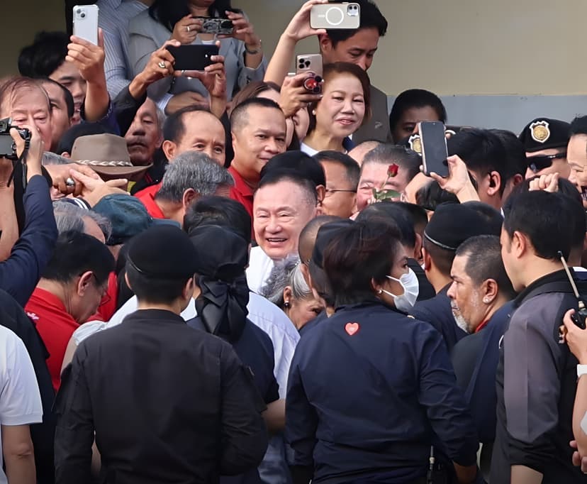 นาทีประวัติศาสตร์! ทักษิณพ้นคุกติดกำไลEM เสื้อแดงแห่รับ — ภาพที่ 4